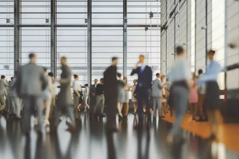 Image de plusieurs personnes dans un hall d'exposition