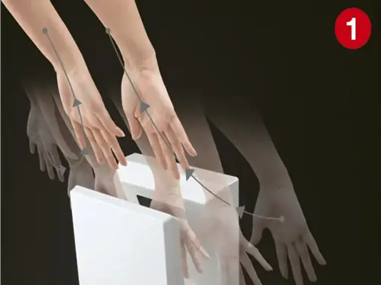 1. introduire les mains par les côtés ouverts