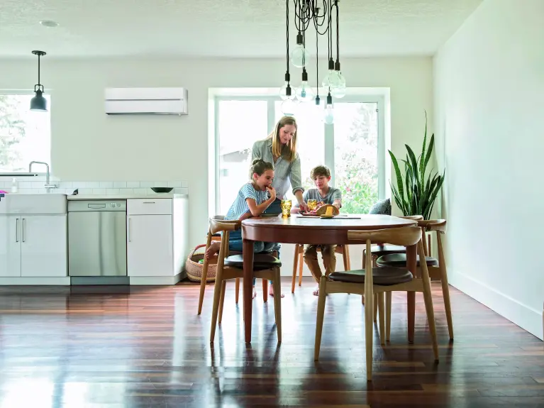 Foto familie in de eetkamer