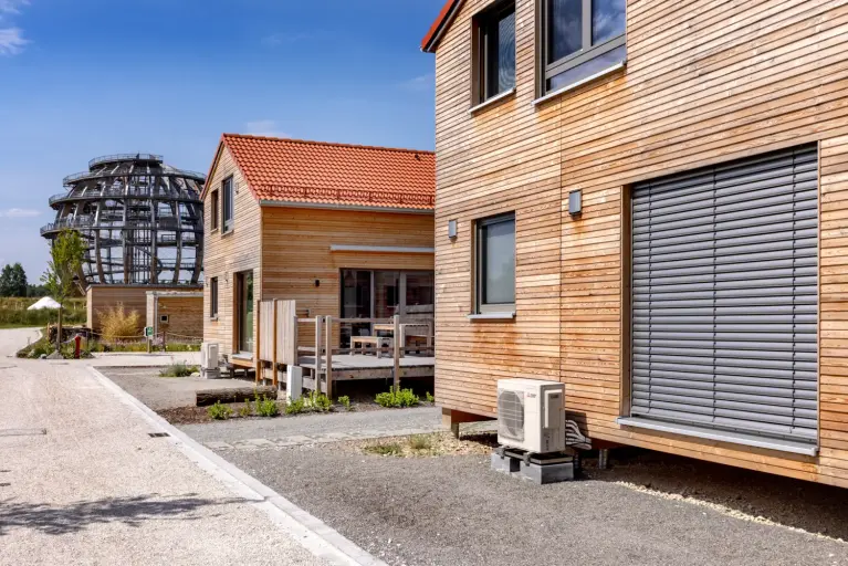 Foto eines der Gästehäuser der Anlage Chalets am Steinberger See