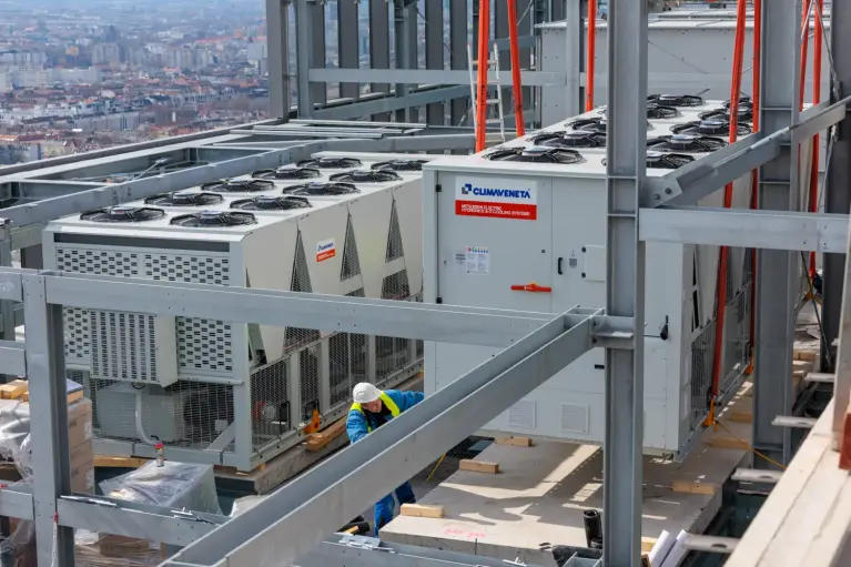 Foto eines Kaltwassersatzes auf dem Edge Tower Berlin