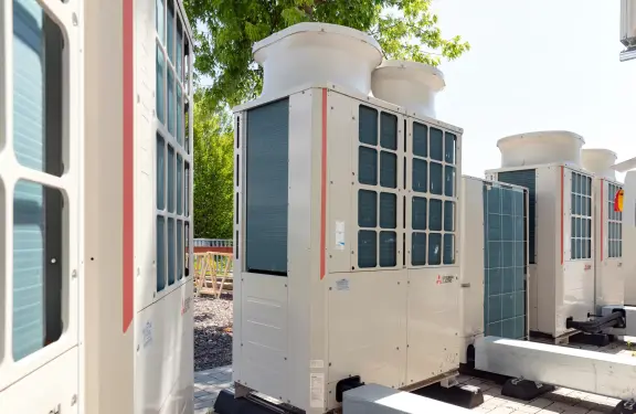 Image d'une installation VRF hybride Mitsubishi Electric sur le toit d'un bâtiment