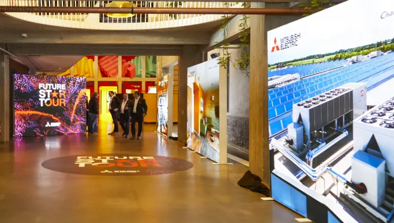 Eventhal met aan de zijkant een roll-up van Mitsubishi Electric