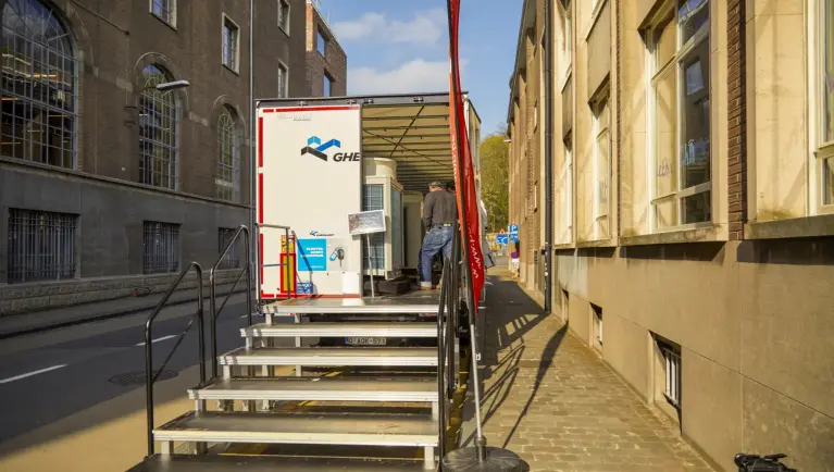 Diverse buitenunits staan in een vrachtwagen van Gheeraerts