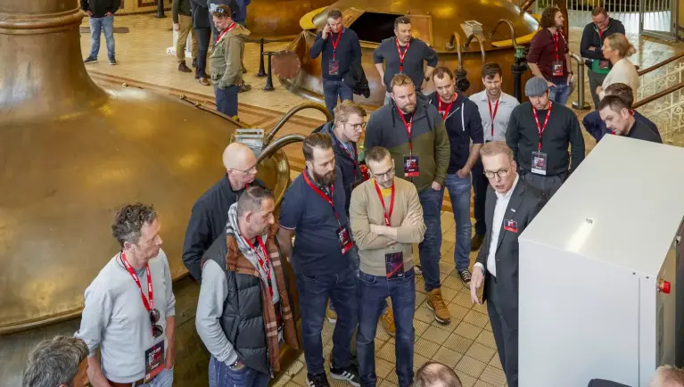Specialist geeft uitleg aan bezoekers op de Heat Pump Days