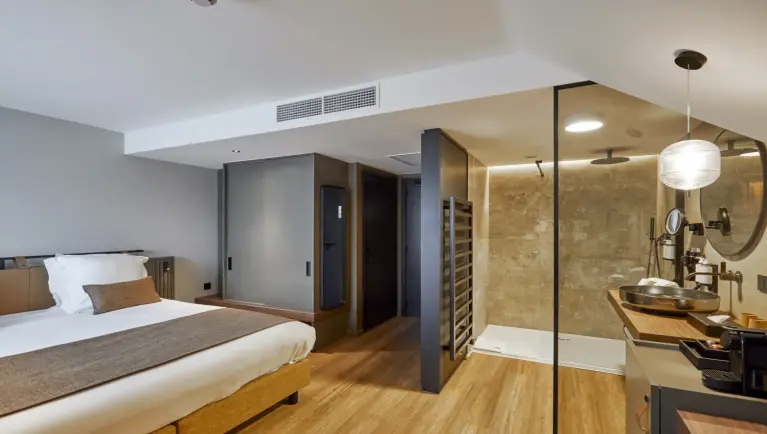 Slaapkamer met open badkamer uitgerust met hybride VRF-systeem