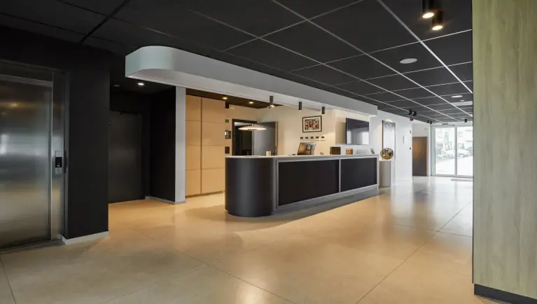 Moderne balie in zwart-wit