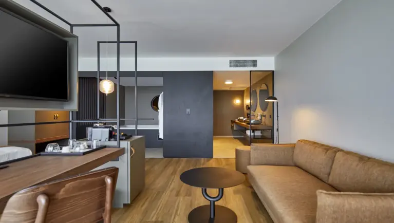 Foto van luxe slaapkamer met focus op het de zichtruimte en badkamer
