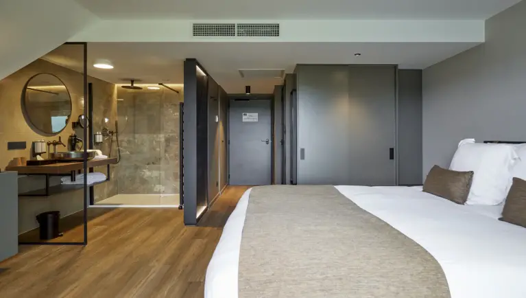 Slaapkamer met open badkamer