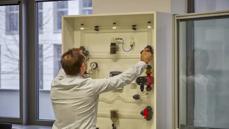 Un installateur examine le fonctionnement d'une pompe à chaleur