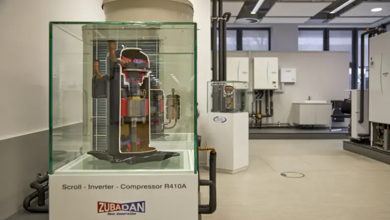 Un Zubadan exposé où l'intérieur est visible