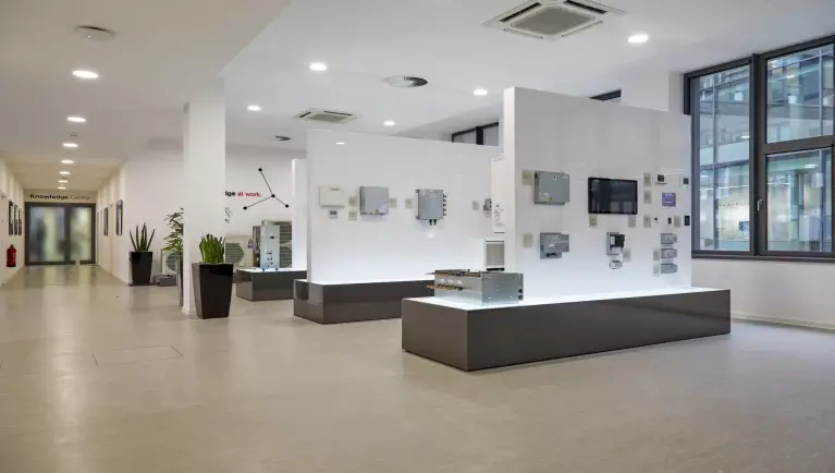 Salle d'exposition présentant tous les appareils Mitsubishi Electric
