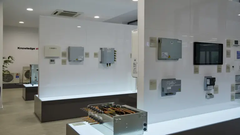 Salle d'exposition présentant divers appareils Mitsubishi Electric 