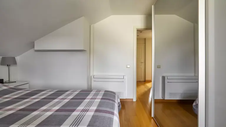 Slaapkamer met witte wandunit 