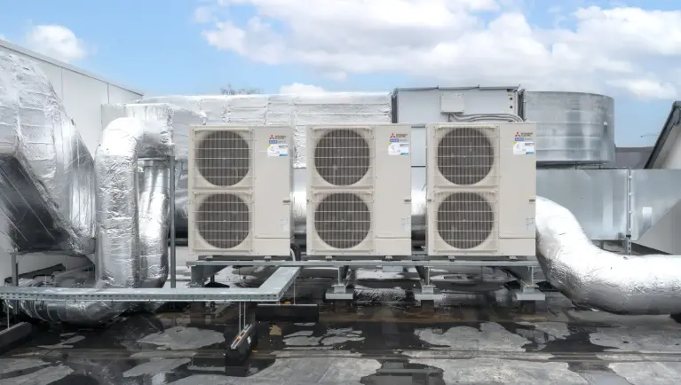 Close-up van drie buitenunits op dak van hotel Roannay