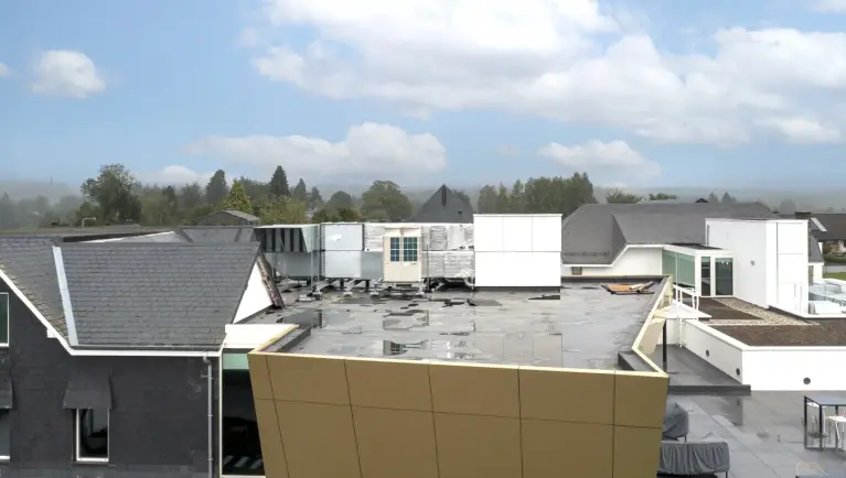 Foto van witte PUHY buitenunit op dak
