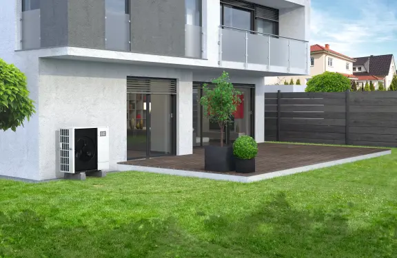Modern huis met witte buitenunit van Mitsubishi Electric 