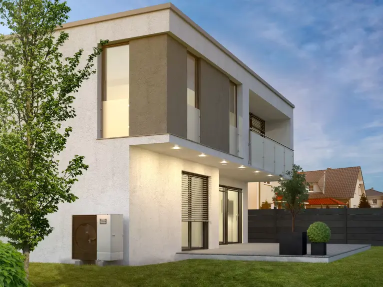 Pompe à chaleur devant une nouvelle construction Image d'une pompe à chaleur devant un nouveau bâtiment