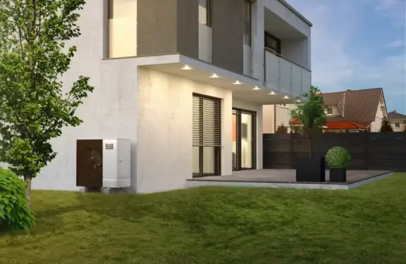 Modern huis met witte buitenunit lansg de zijkant