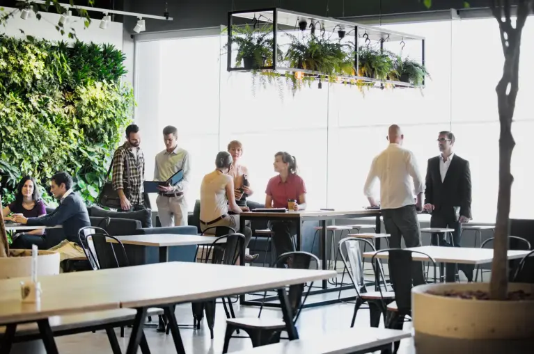 Meerdere personen in een kantine