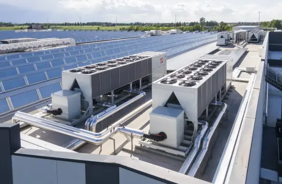 Unités extérieures sur le toit d'un supermarché
