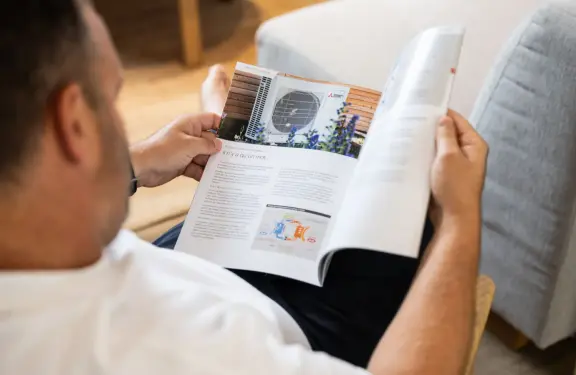 Un homme lit une brochure