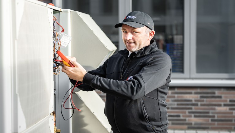 Technieker bij buitenunit