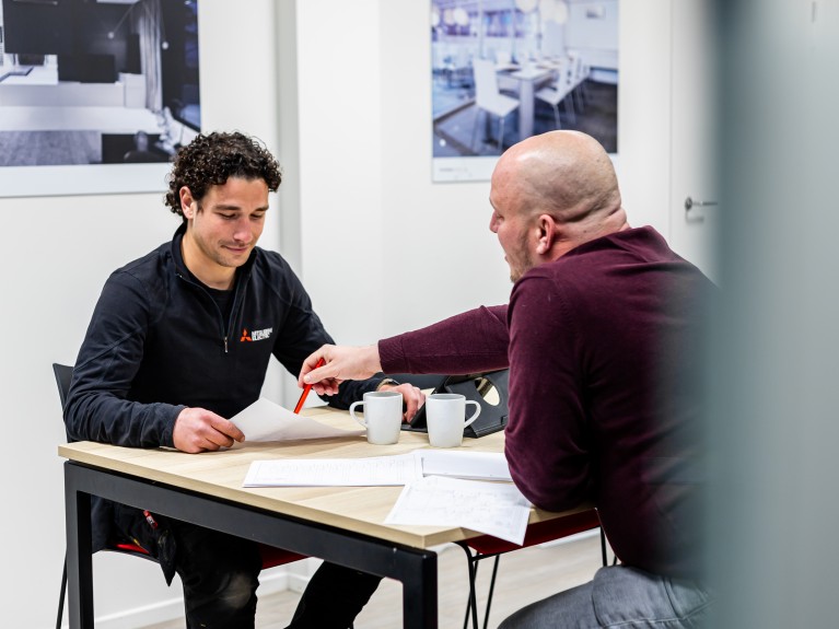 Technieker bespreekt de planning