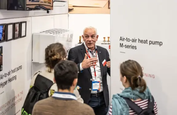 Account Manager legt airconditioning binnenunit uit