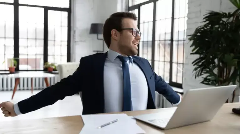 Épurateur d'air pour usage commercial Air pur : un homme à son bureau s'étire