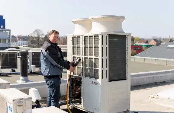 Onderhoud warmtepomp technieker bij een buiten unit