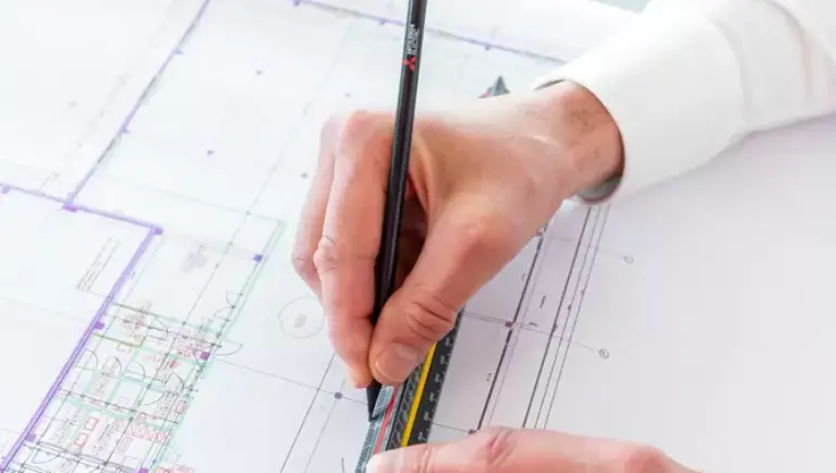 L'architecte dessine un cadre au crayon à l'aide d'une latte
