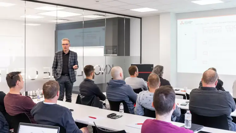 Un spécialiste donne une formation aux installateurs