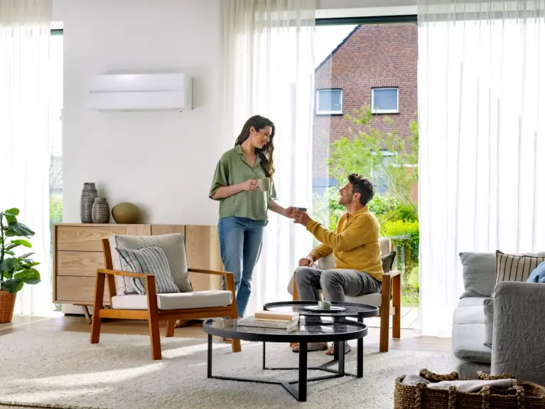 Rode Diamond wandmeubel in de woonkamer aan de muur