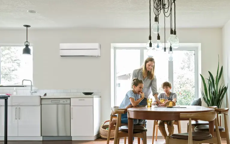 Photo d'une famille dans une cuisine équipée d'un climatiseur