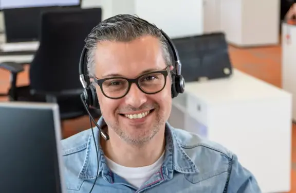 Un collègue du service clientèle au téléphone