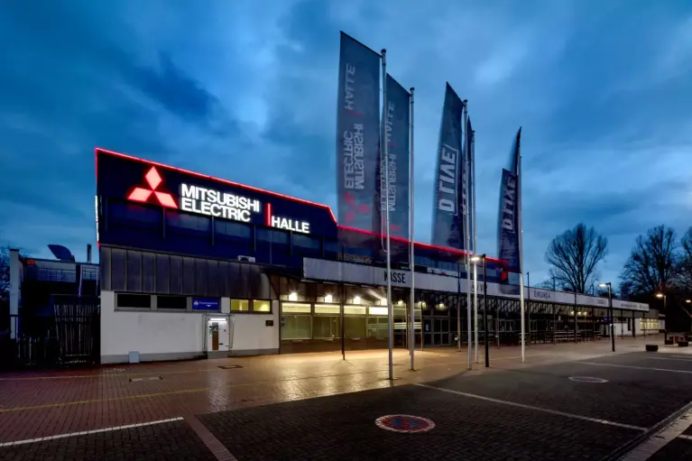 Buitengevel van de Mitsubishi Electric HALLE Foto van de buitengevel van de Mitsubishi Electric HALLE