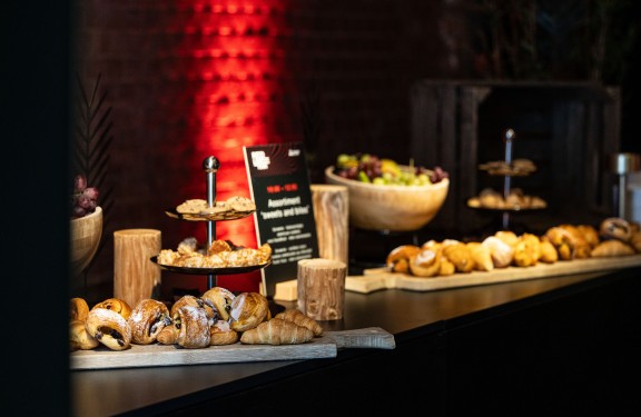 Ontbijt gepresenteerd op tafel 