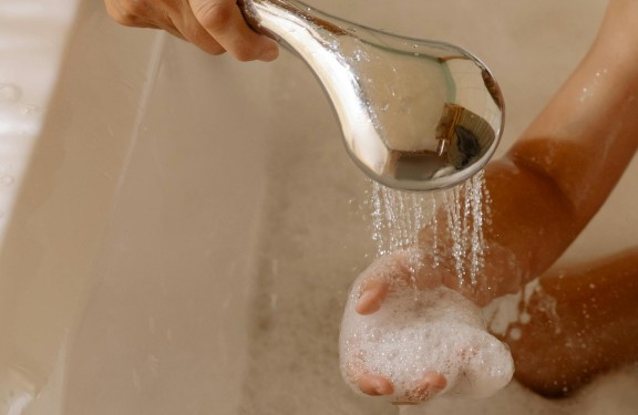 Gezin geniet van een warme douche