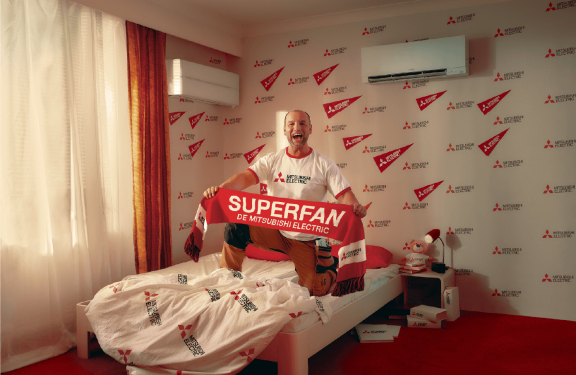 L'installateur superfan sur le lit avec une écharpe