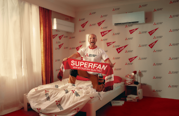 Superfan installateur op bed met sjaal