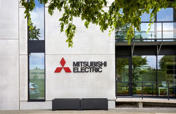 Close-up gebouw Mitsubishi Electric in Loppem