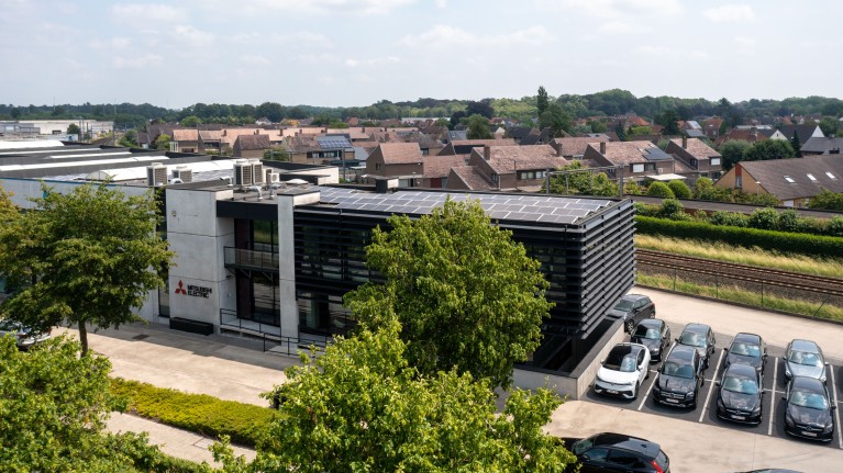 Vue d'hélicoptère du bâtiment de Mitsubishi Electric à Loppem