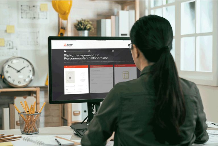 Koelmiddelcalculator op één scherm Vrouw aan bureau bedient koelmiddel calculator op PC