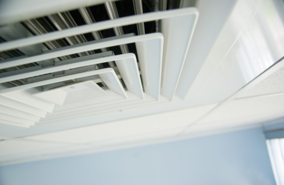 Warm water stroomt uit douchekop 