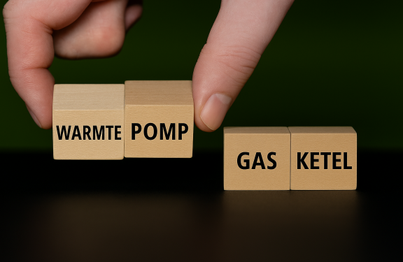 Warm water stroomt uit douchekop 